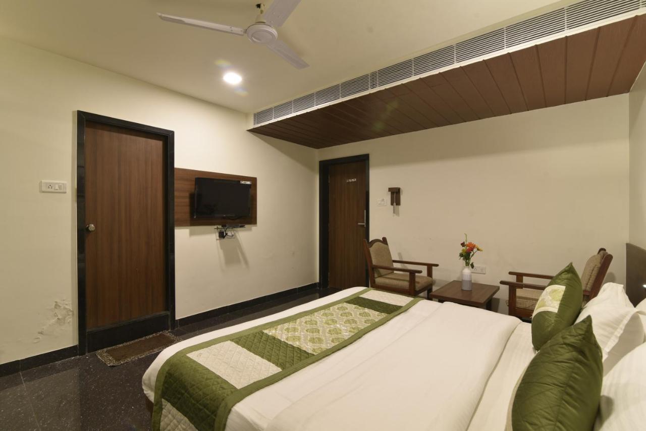 Hotel Clove Bijāpur Eksteriør billede