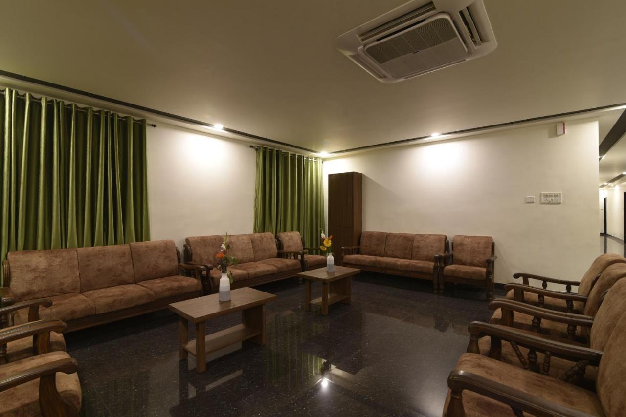Hotel Clove Bijāpur Eksteriør billede